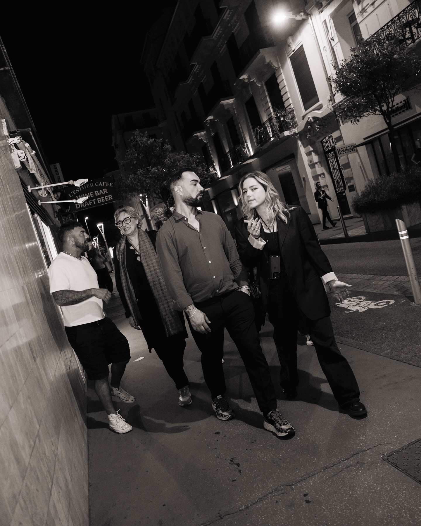 Il team al lavoro in backstage, fotografia in bianco e nero