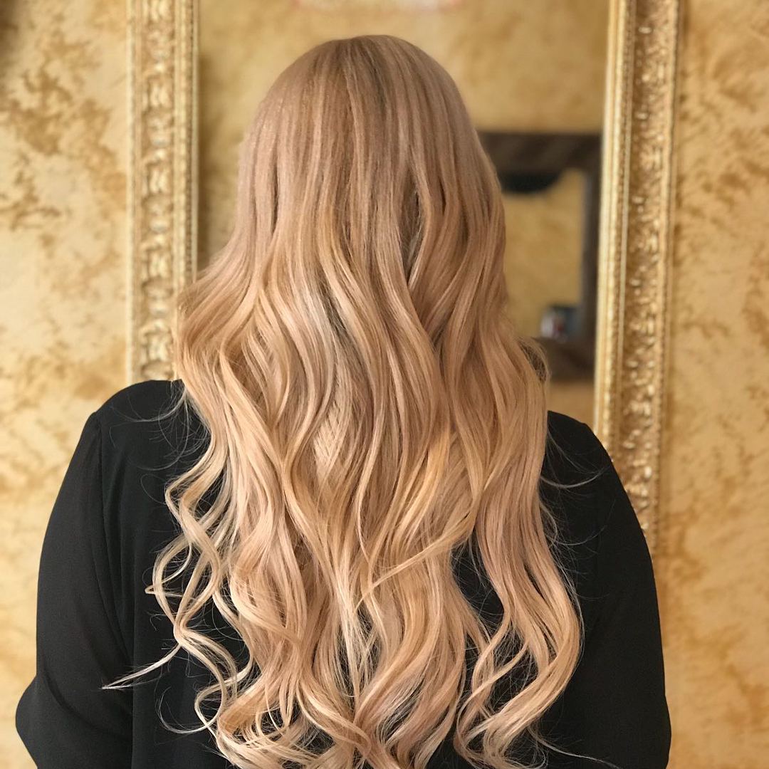 Acconciatura con onde morbide su capelli biondi