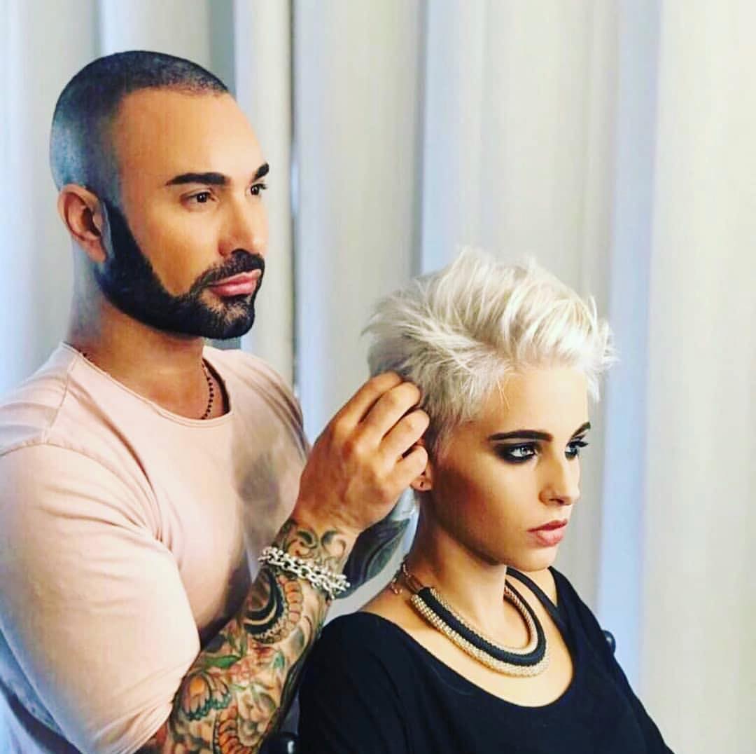 Luigi Rizzello al lavoro sui capelli di una cliente in salone