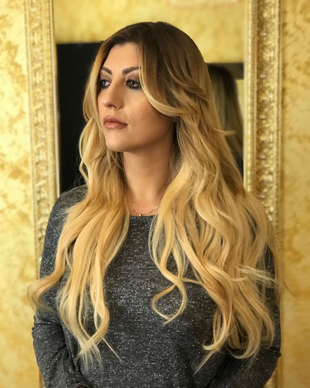 Capelli lunghi con beach waves naturali